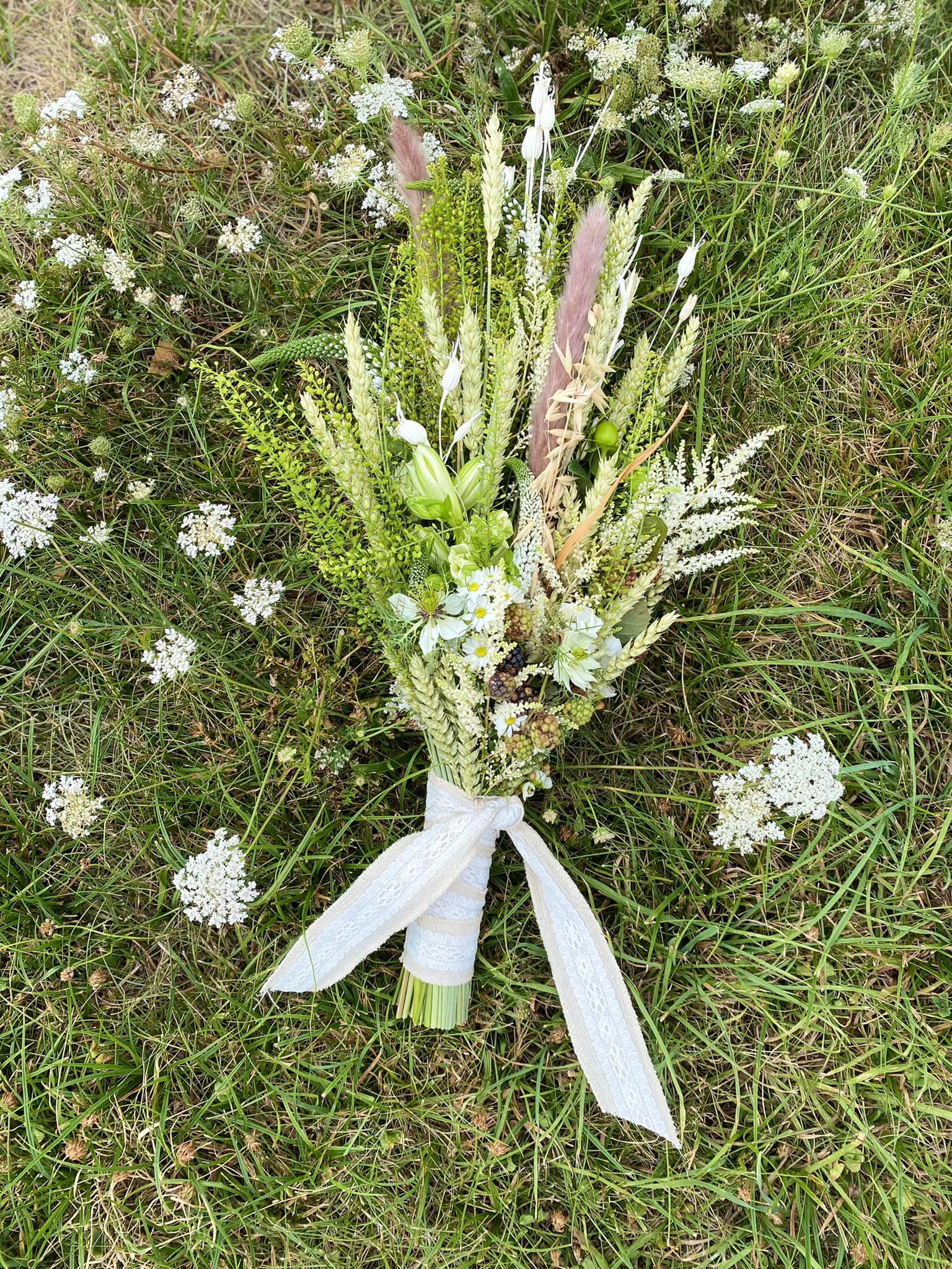 Artisan fleuriste réalisant une composition florale sur-mesure